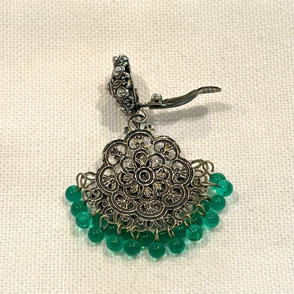 🩶💚 Vintage Silver Tone Green Stone Clip Earrings - Picture 2 of 2